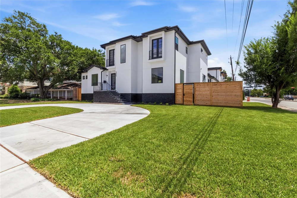 5009 Holt Street Bellaire, TX 77401