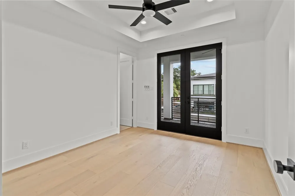 5009 Holt Street Bellaire, TX 77401