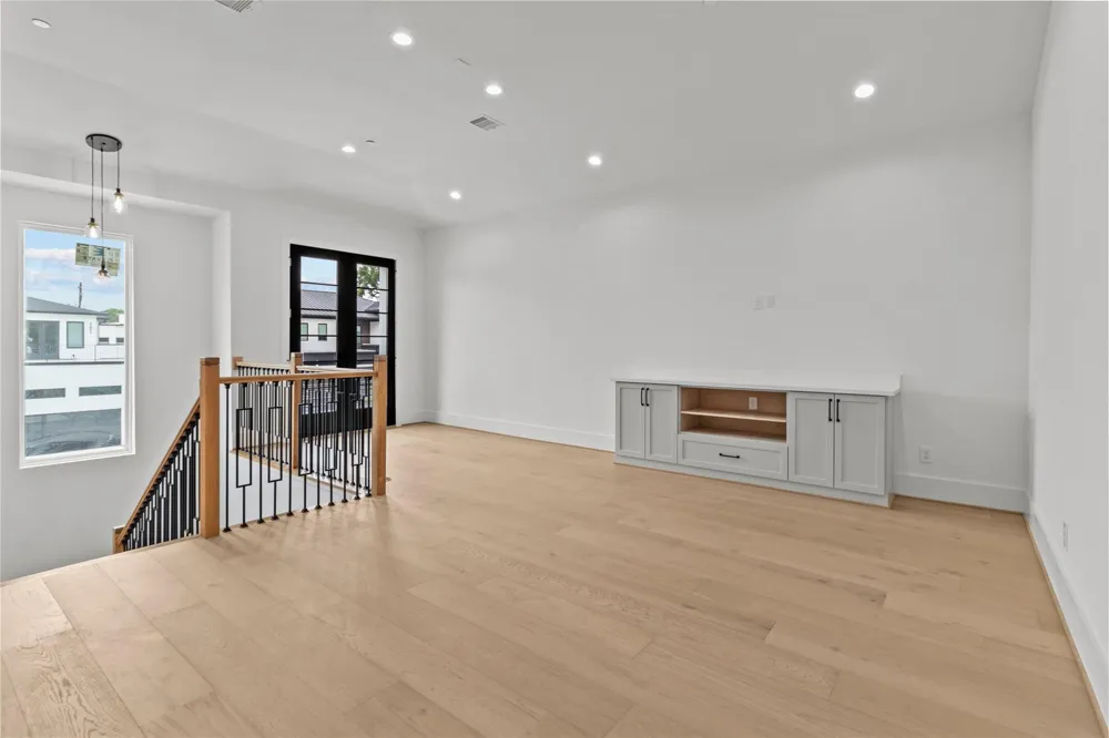 5009 Holt Street Bellaire, TX 77401