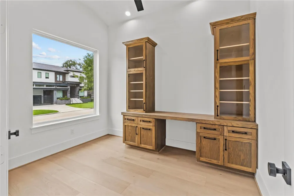 5009 Holt Street Bellaire, TX 77401