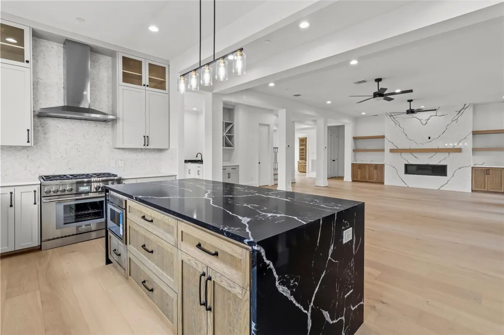 5009 Holt Street Bellaire, TX 77401