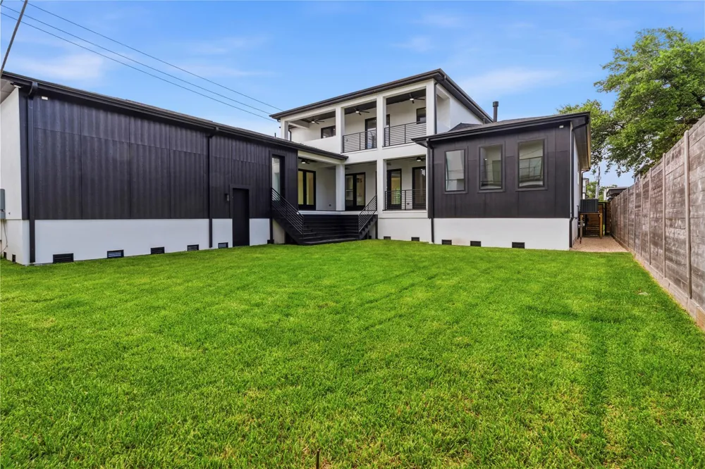 5009 Holt Street Bellaire, TX 77401