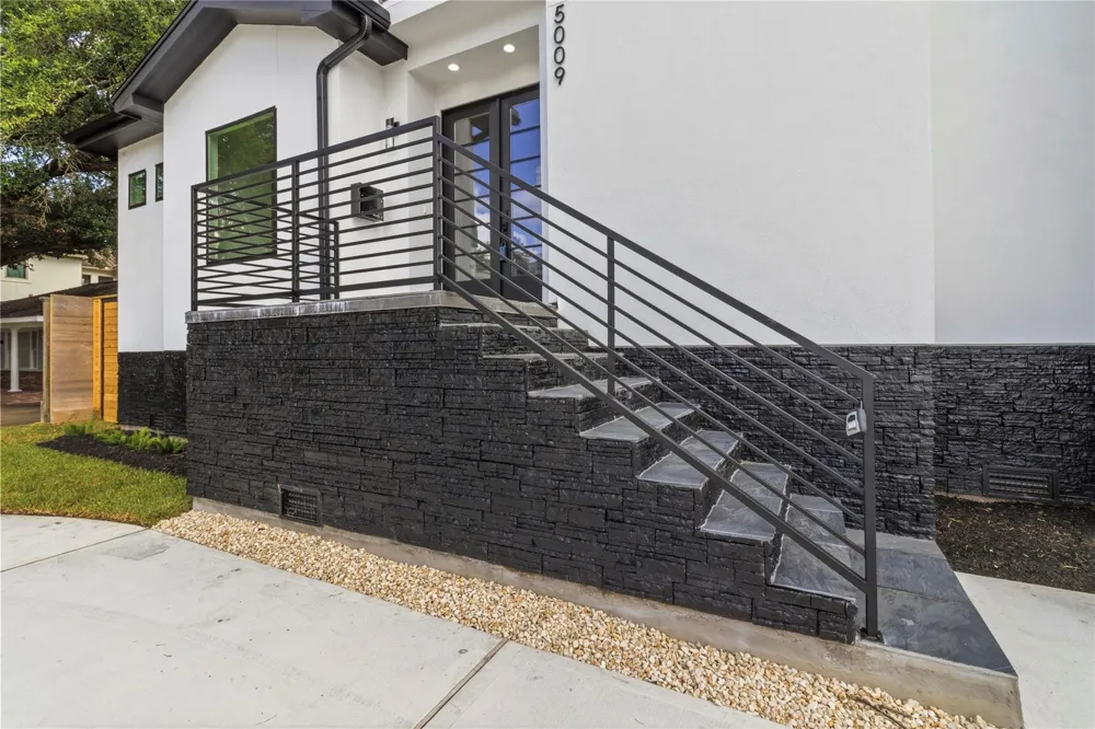 5009 Holt Street Bellaire, TX 77401