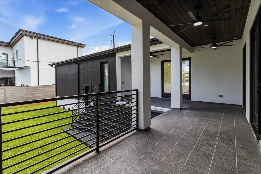 5009 Holt Street Bellaire, TX 77401