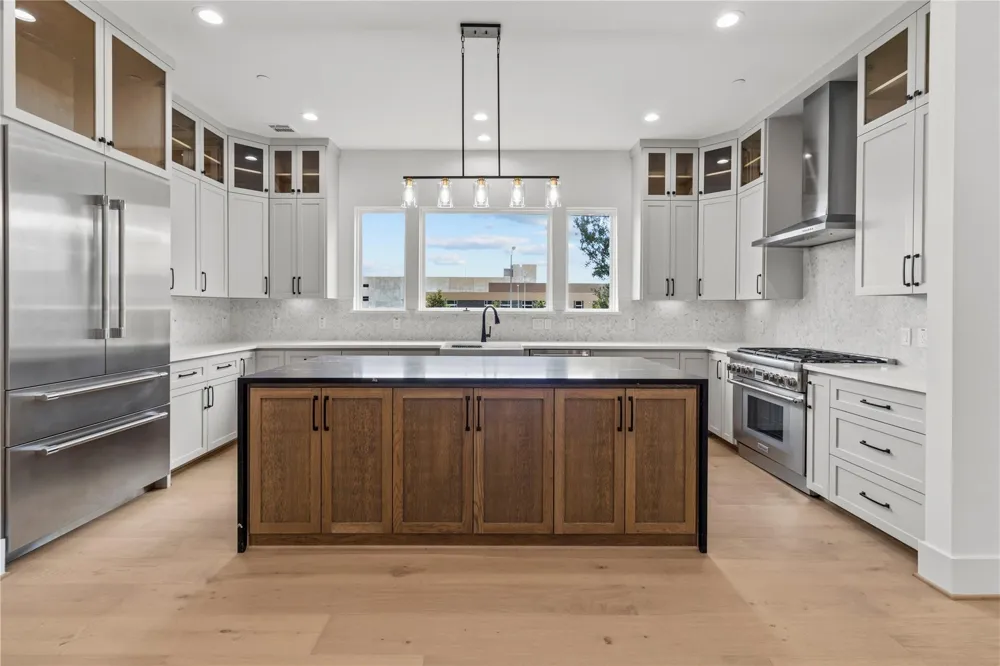 5009 Holt Street Bellaire, TX 77401