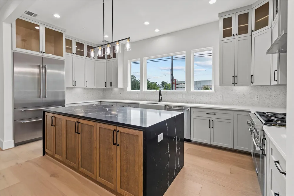 5009 Holt Street Bellaire, TX 77401