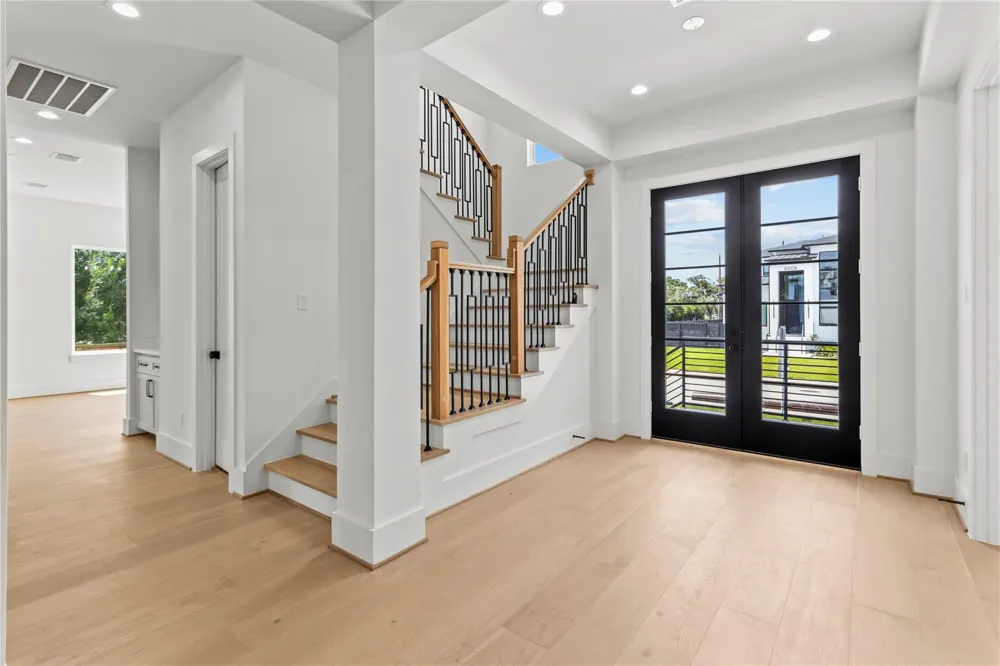 5009 Holt Street Bellaire, TX 77401