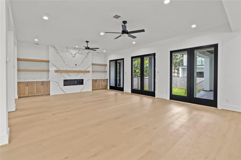 5009 Holt Street Bellaire, TX 77401
