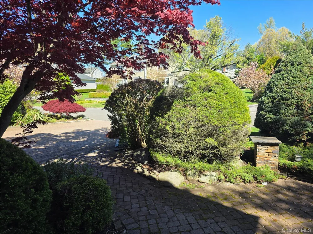 78 Woods Drive East Hills, NY 11576