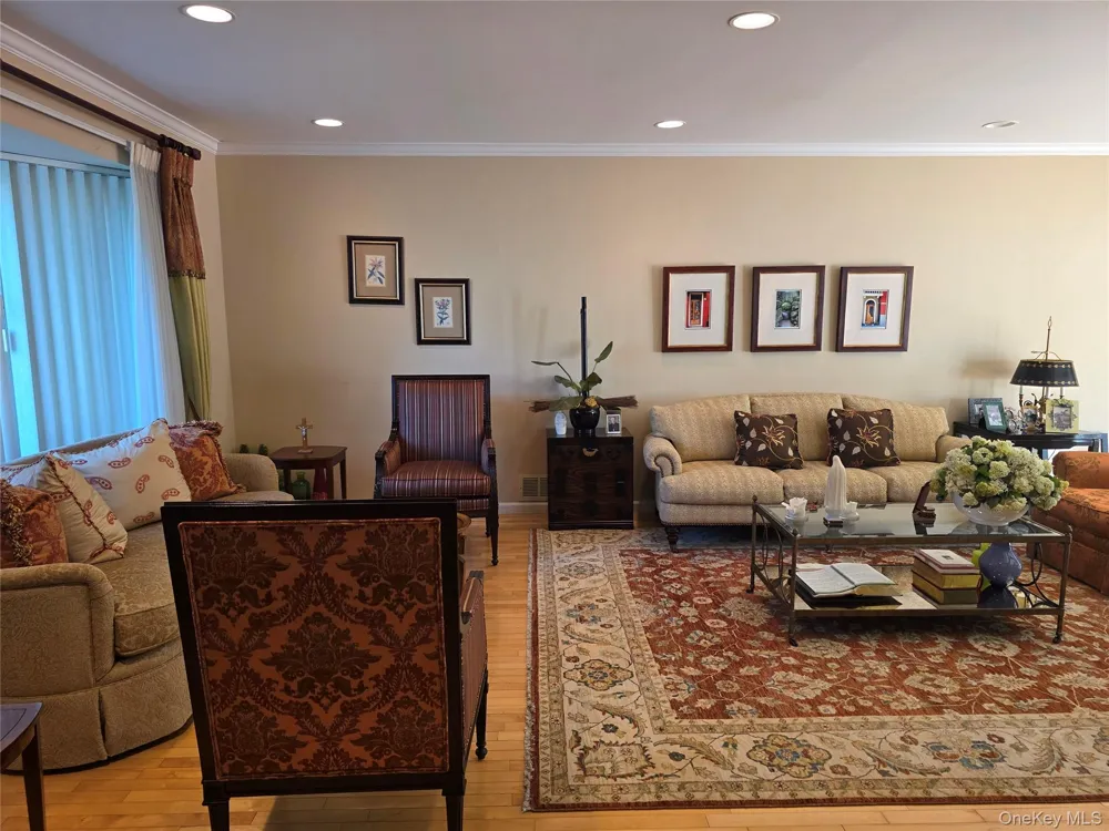 78 Woods Drive East Hills, NY 11576