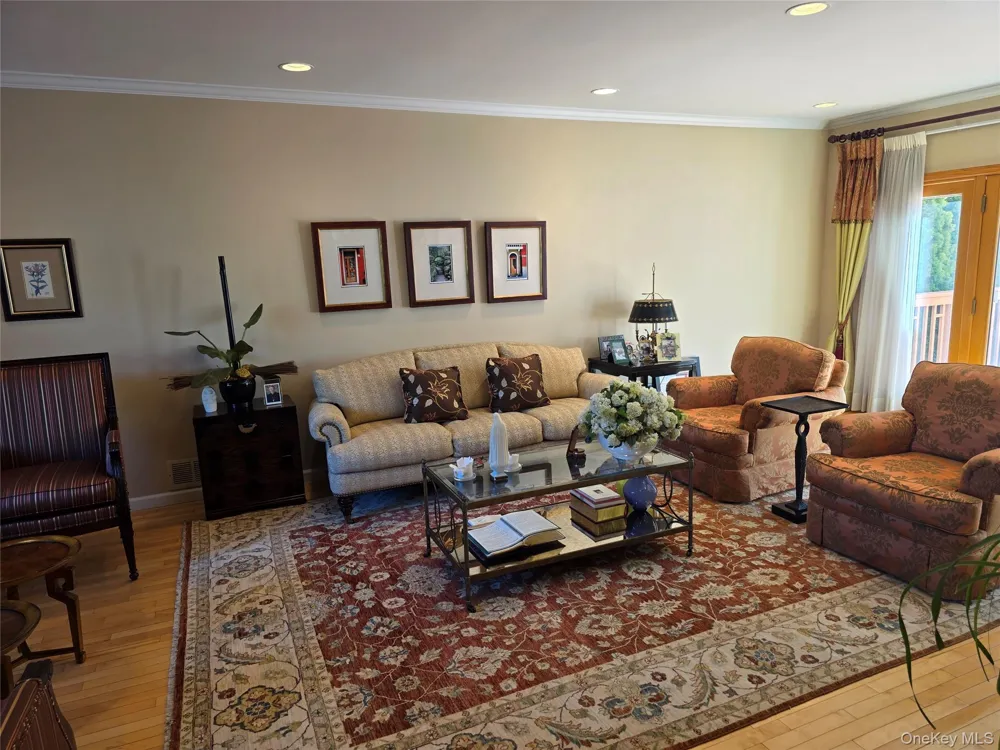 78 Woods Drive East Hills, NY 11576