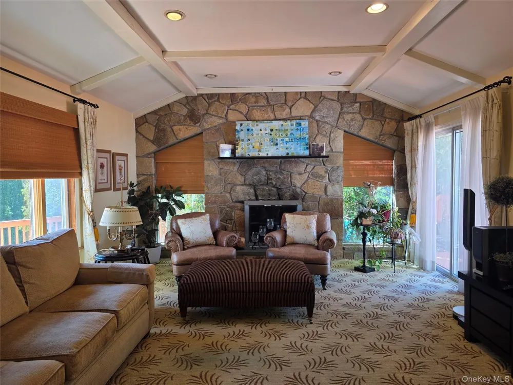 78 Woods Drive East Hills, NY 11576