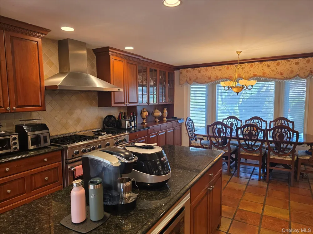 78 Woods Drive East Hills, NY 11576