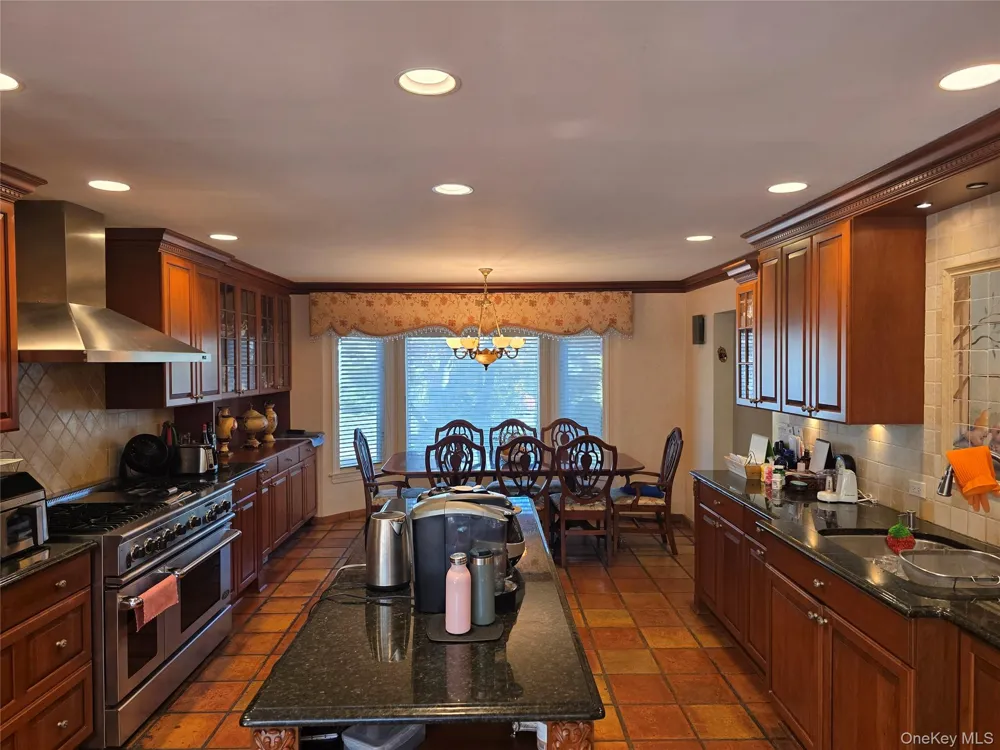 78 Woods Drive East Hills, NY 11576