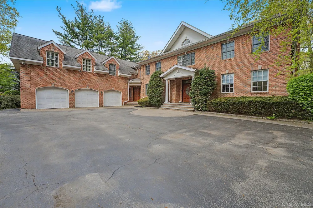 12 Chauncey Place Woodbury, NY 11797
