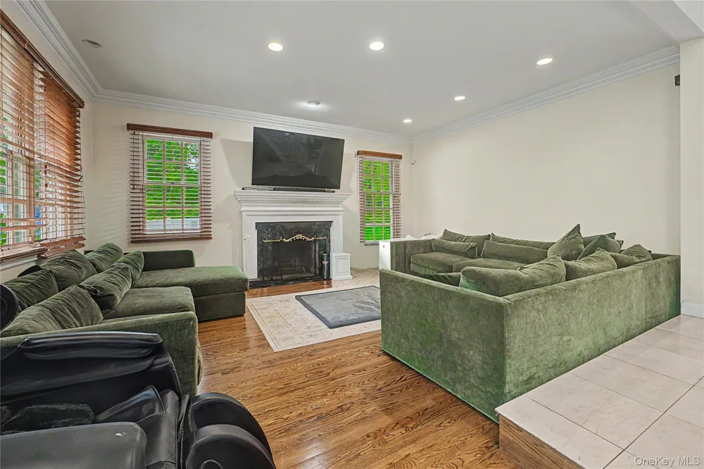 12 Chauncey Place Woodbury, NY 11797