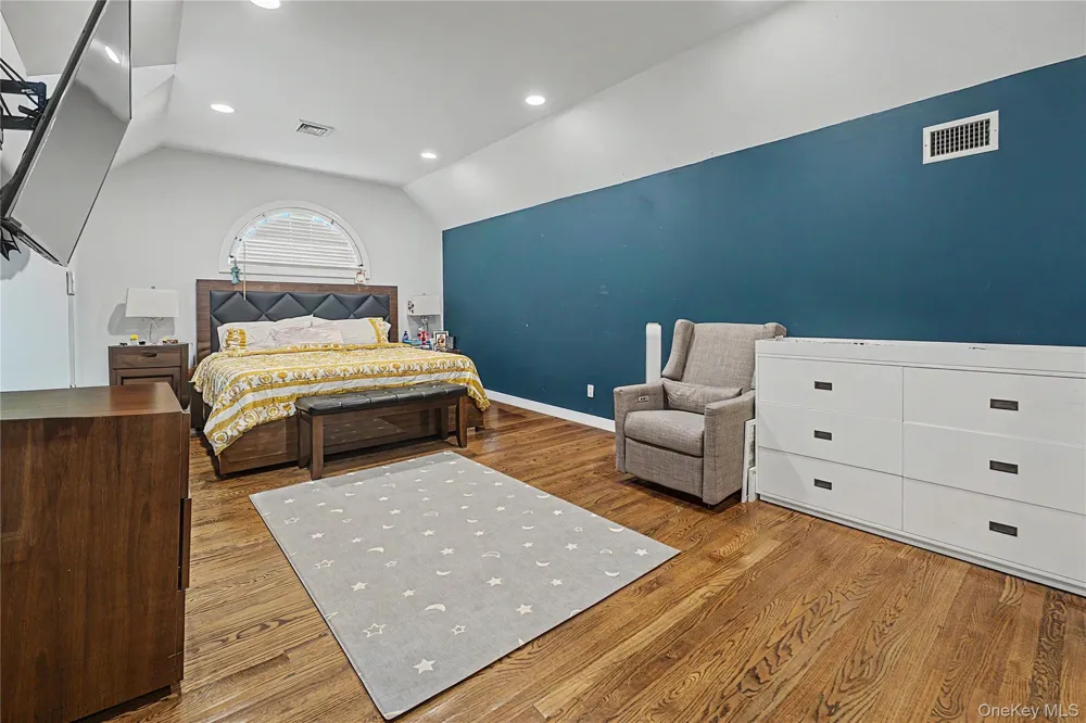 12 Chauncey Place Woodbury, NY 11797