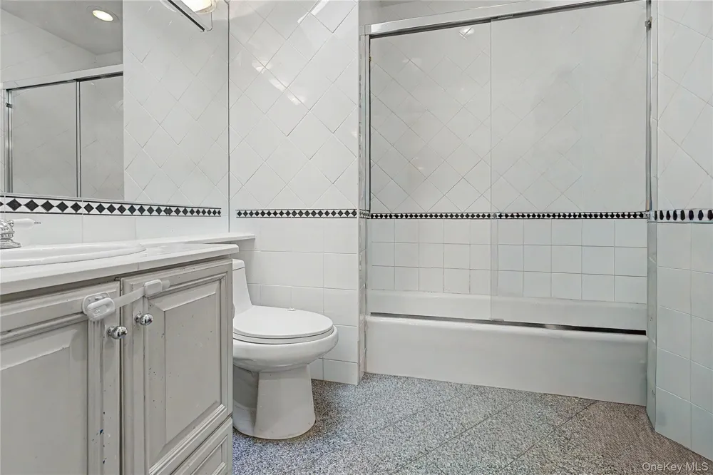12 Chauncey Place Woodbury, NY 11797