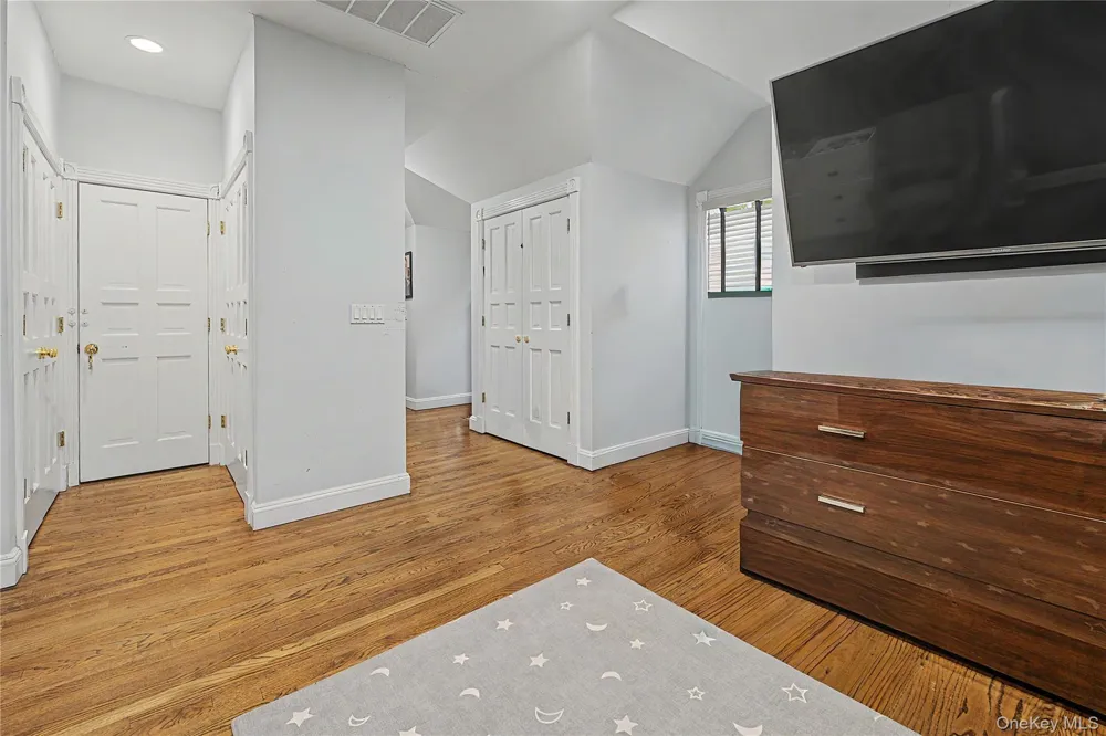 12 Chauncey Place Woodbury, NY 11797
