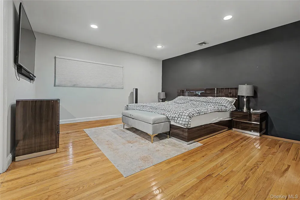 12 Chauncey Place Woodbury, NY 11797