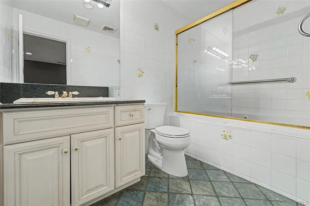 12 Chauncey Place Woodbury, NY 11797