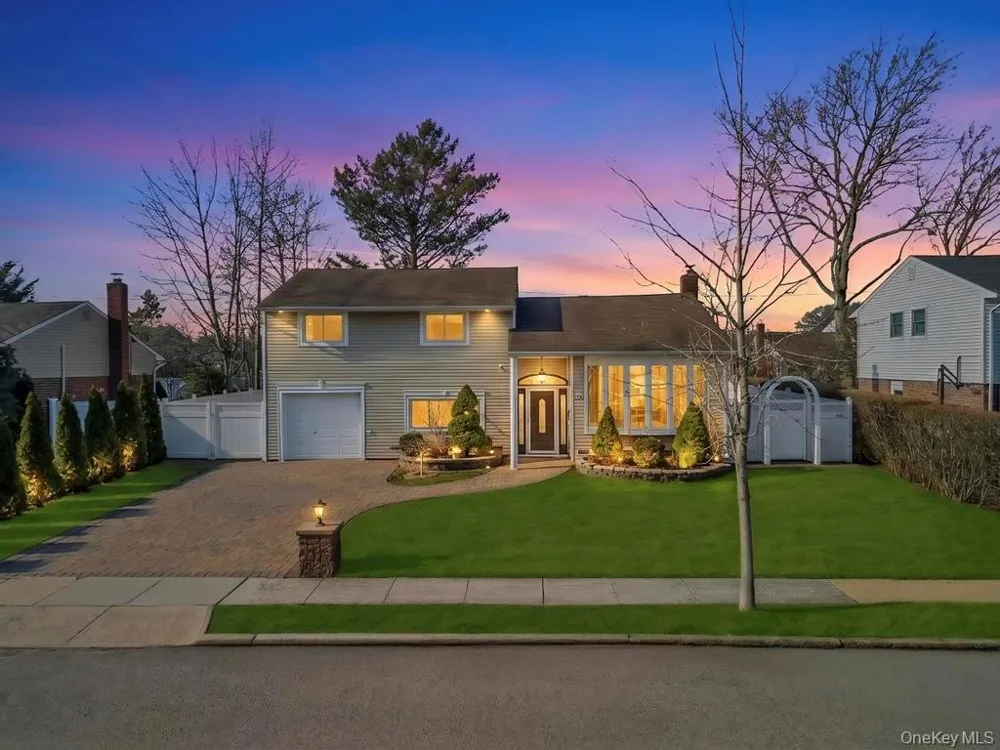 16 Phipps Lane Plainview, NY 11803