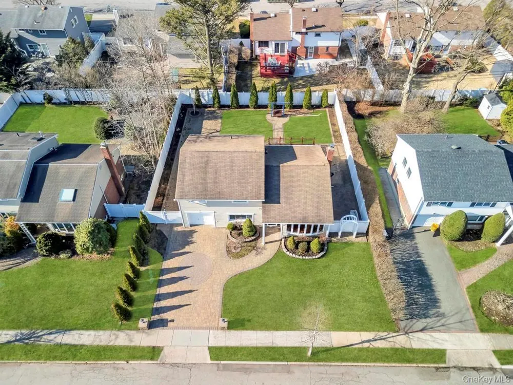 16 Phipps Lane Plainview, NY 11803