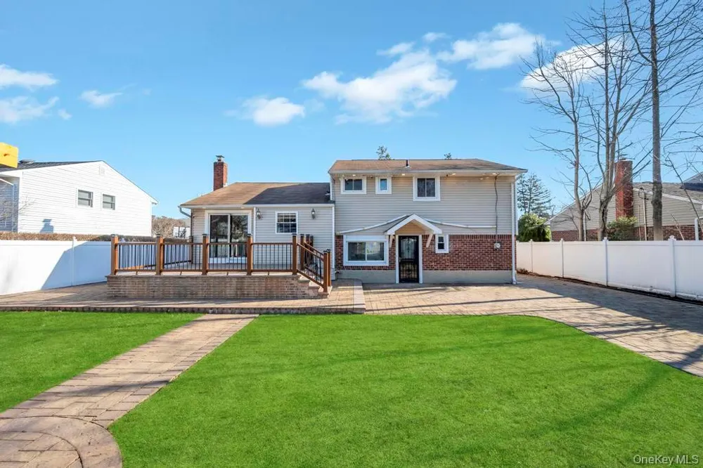 16 Phipps Lane Plainview, NY 11803