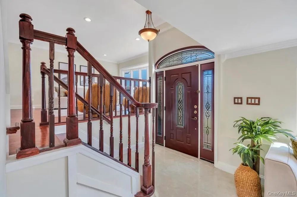 16 Phipps Lane Plainview, NY 11803