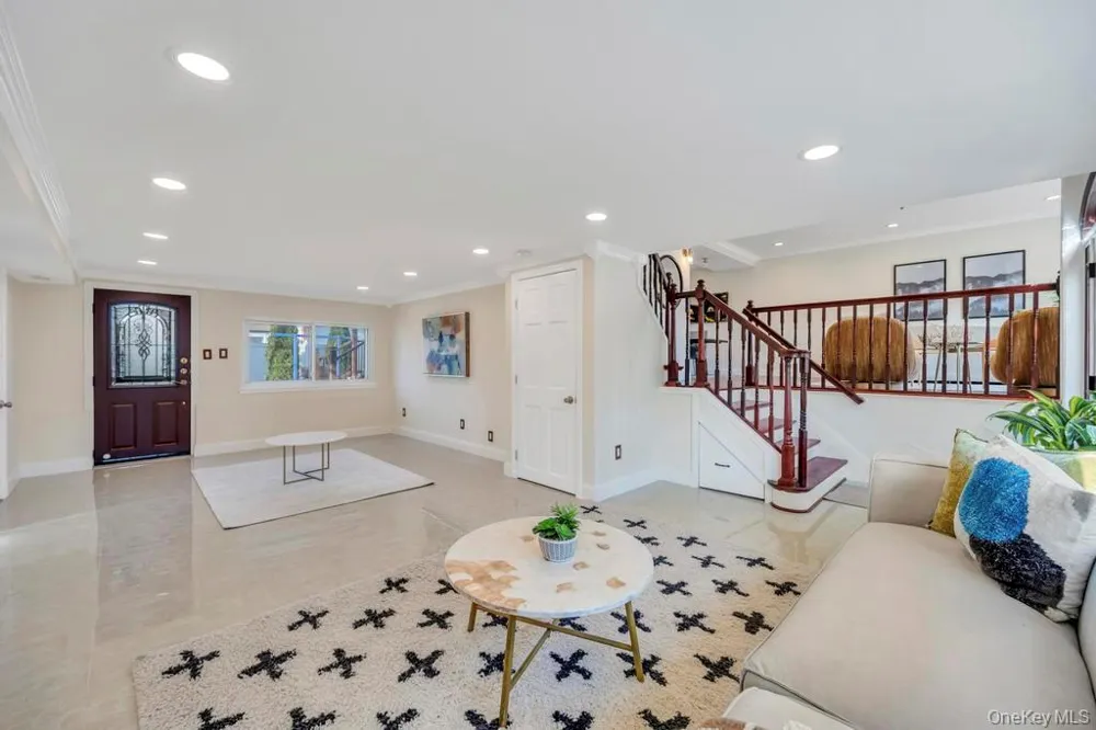16 Phipps Lane Plainview, NY 11803