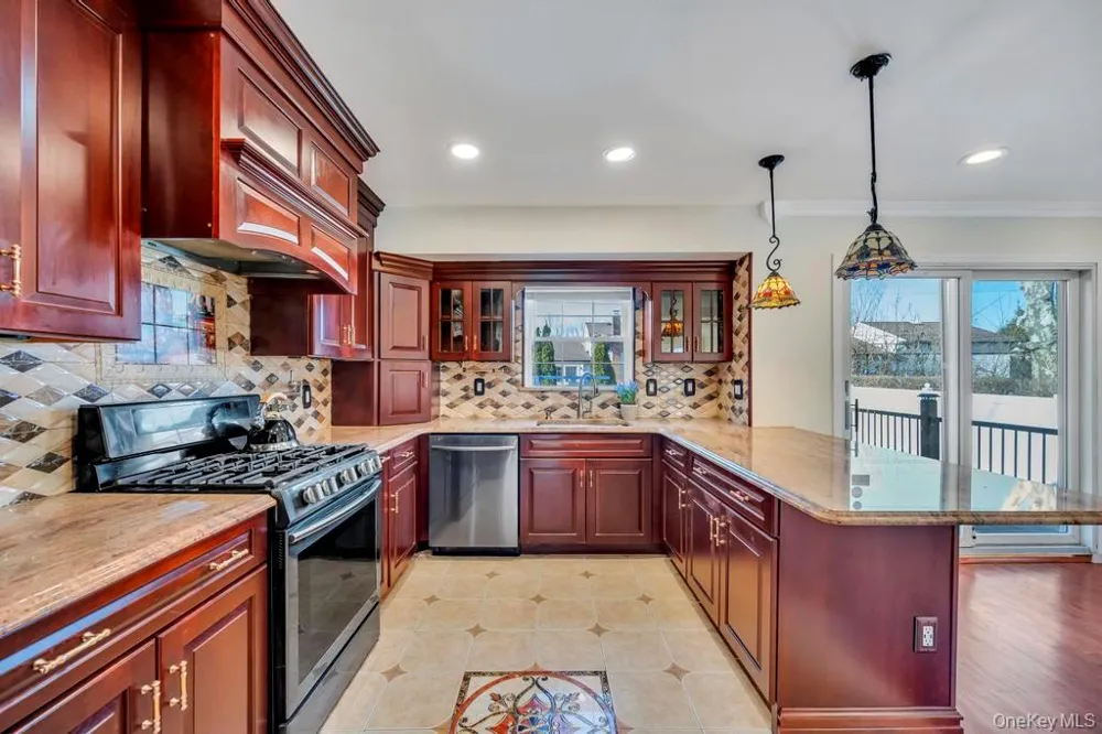 16 Phipps Lane Plainview, NY 11803