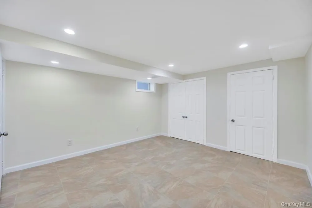 16 Phipps Lane Plainview, NY 11803