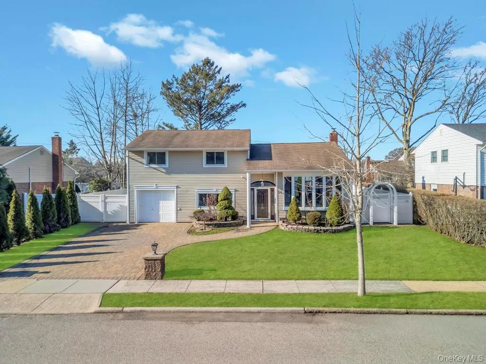 16 Phipps Lane Plainview, NY 11803