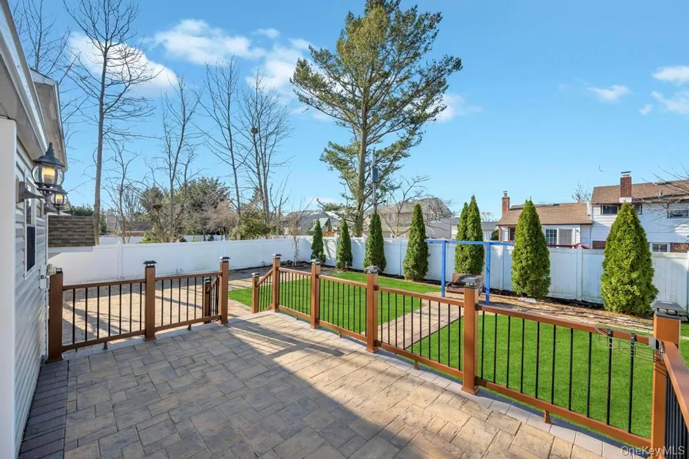 16 Phipps Lane Plainview, NY 11803