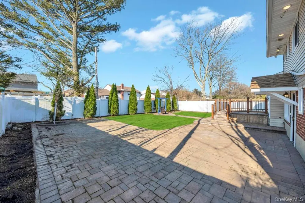 16 Phipps Lane Plainview, NY 11803