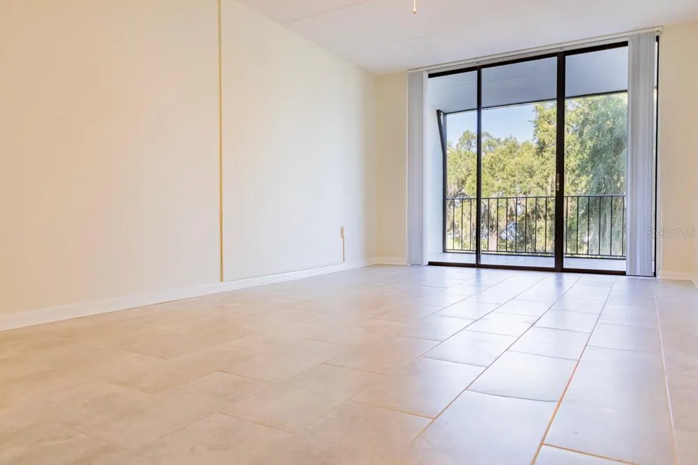 208 LAKE HOWARD DRIVE NW #104 Winter Haven, FL 33880