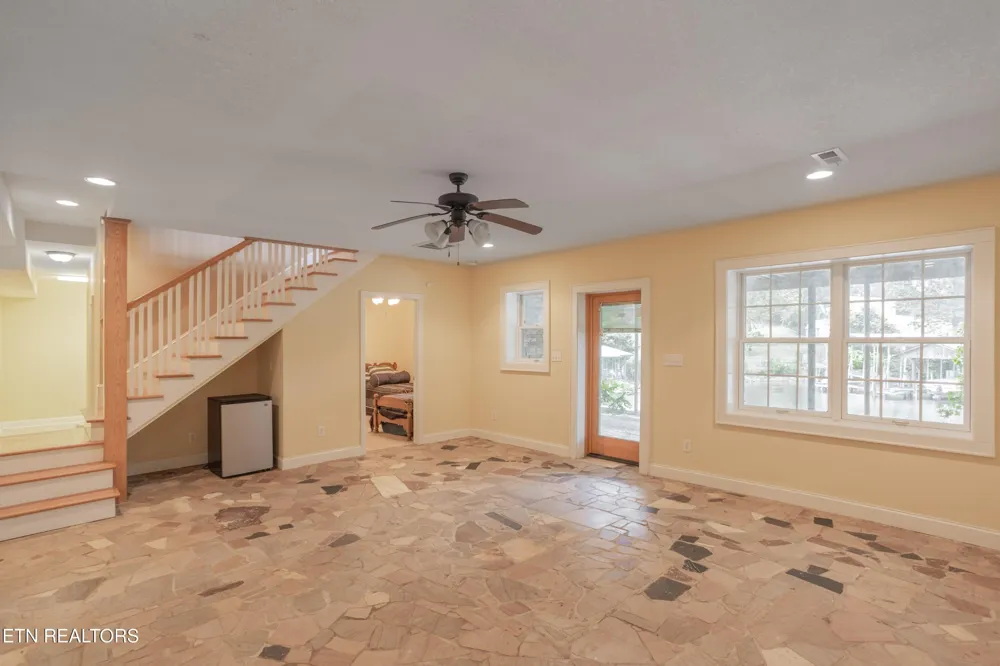4193 Parris Drive Lenoir City, TN 37772