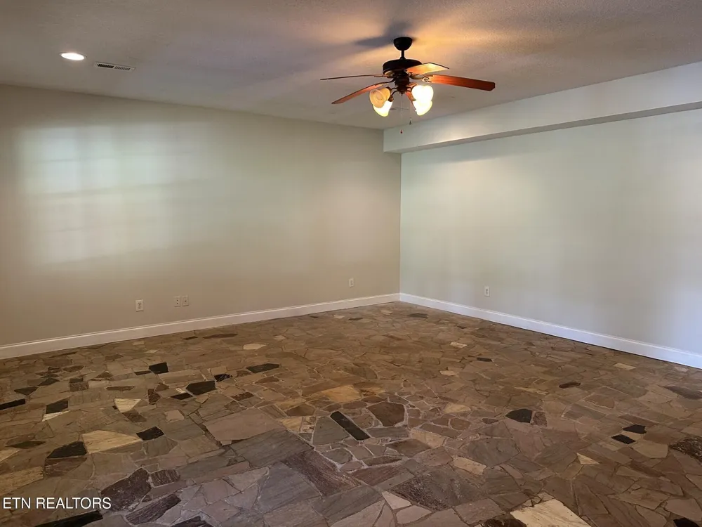 4193 Parris Drive Lenoir City, TN 37772