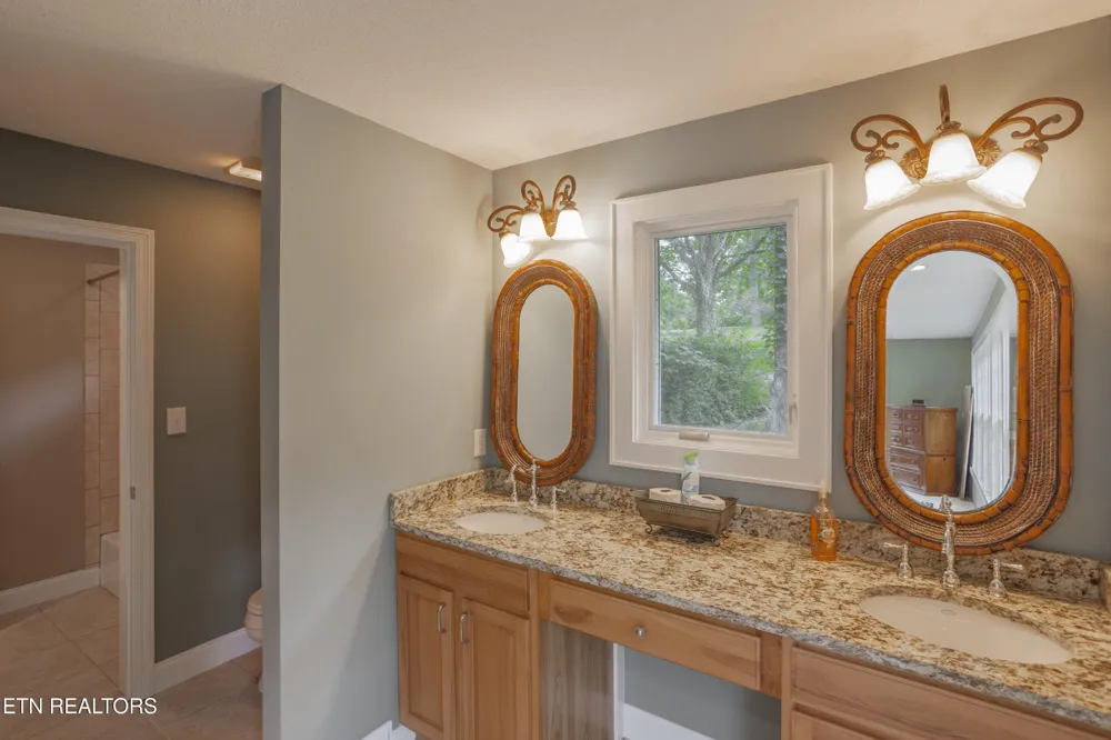 4193 Parris Drive Lenoir City, TN 37772
