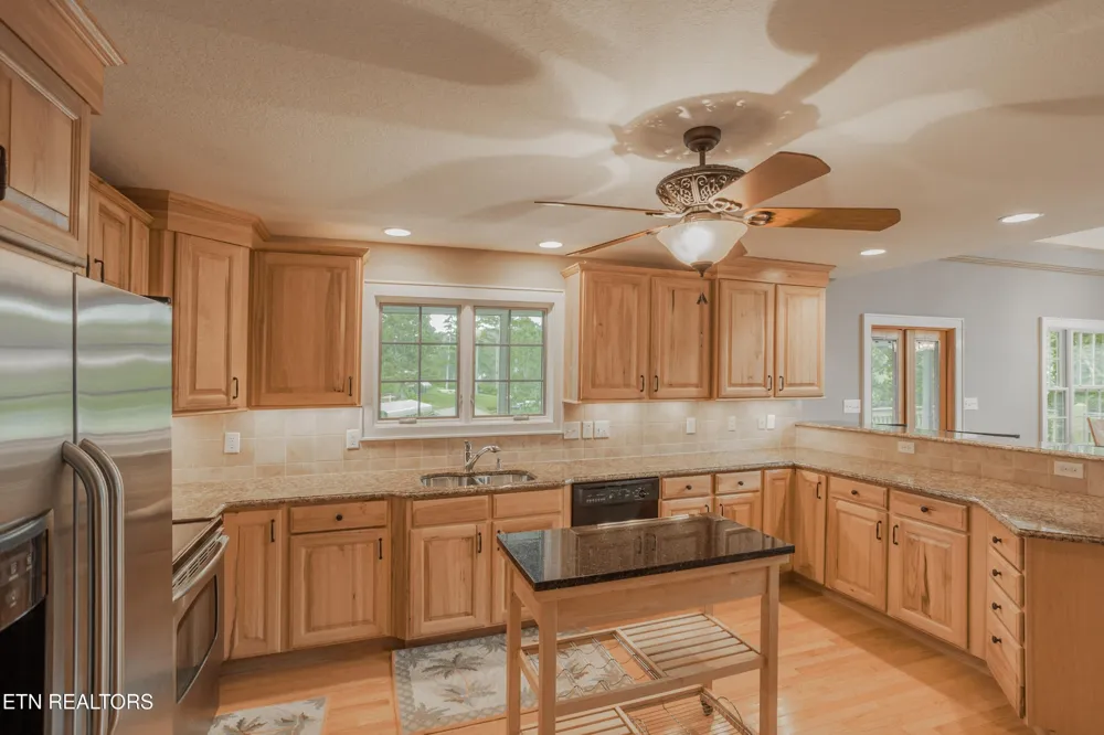 4193 Parris Drive Lenoir City, TN 37772