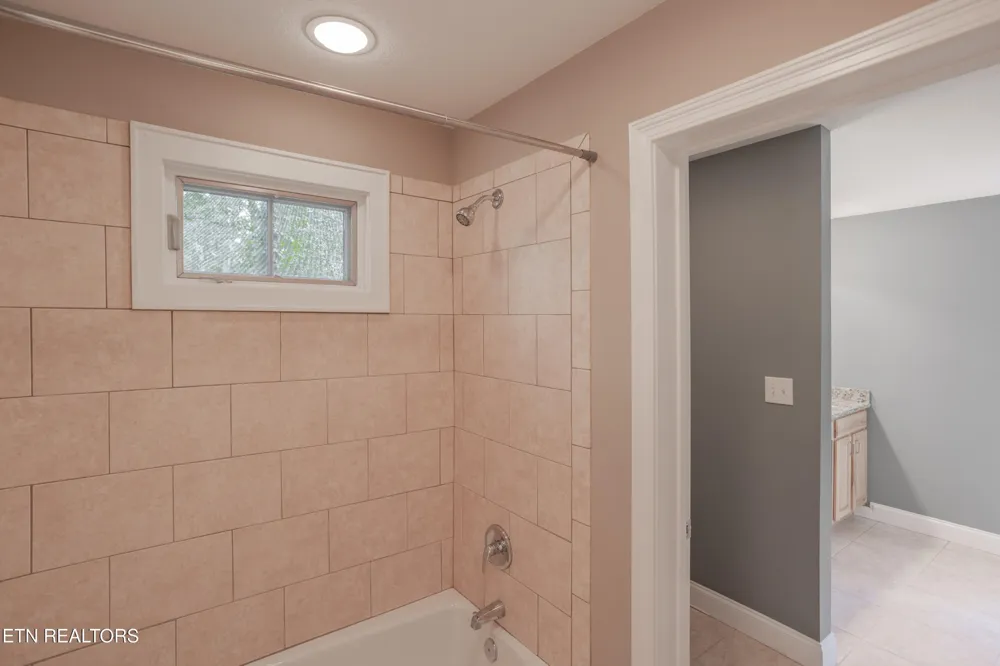 4193 Parris Drive Lenoir City, TN 37772
