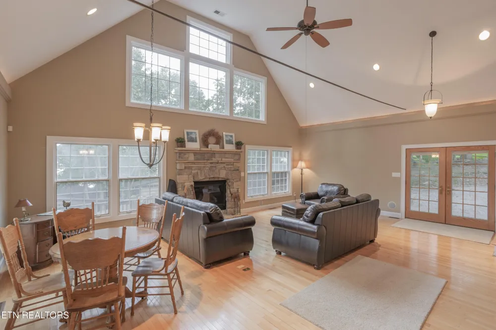 4193 Parris Drive Lenoir City, TN 37772
