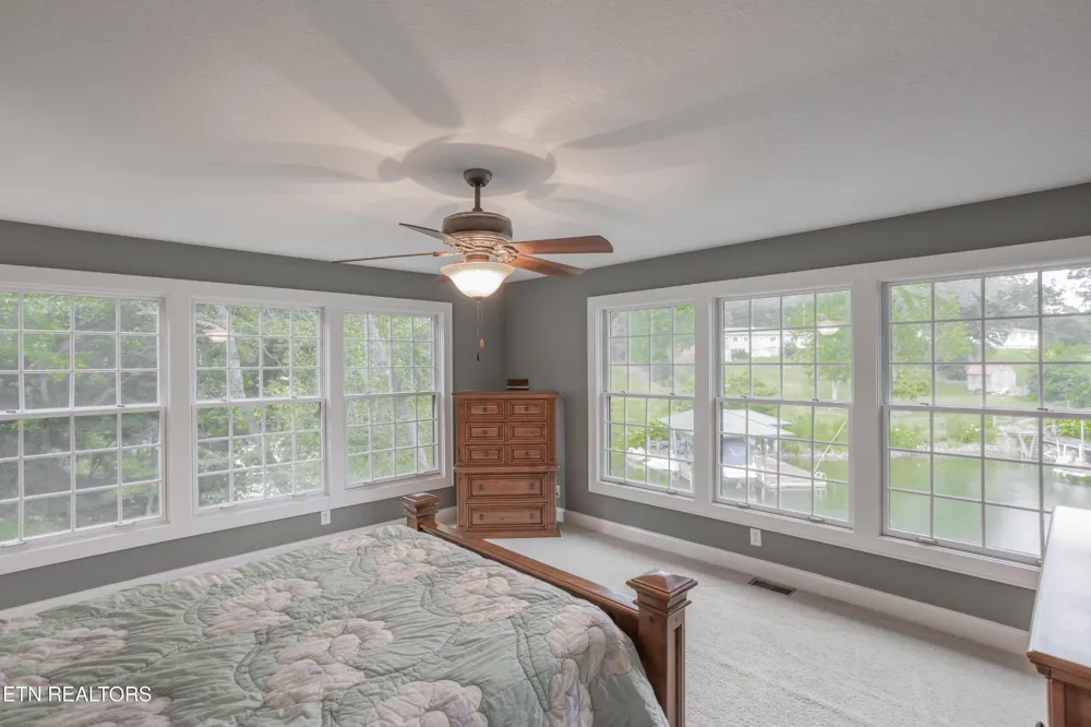 4193 Parris Drive Lenoir City, TN 37772