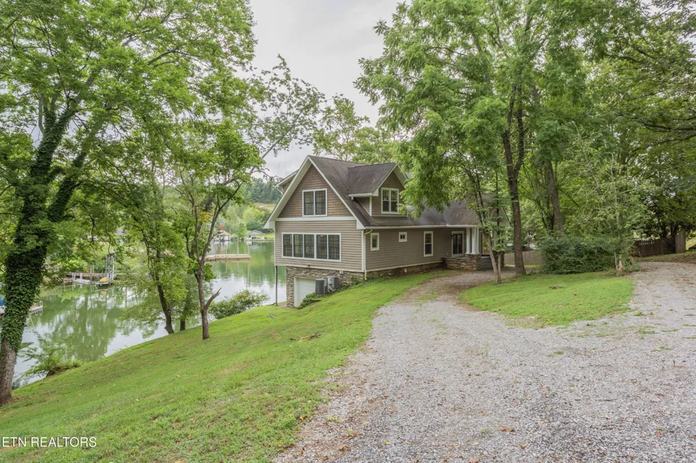 4193 Parris Drive Lenoir City, TN 37772