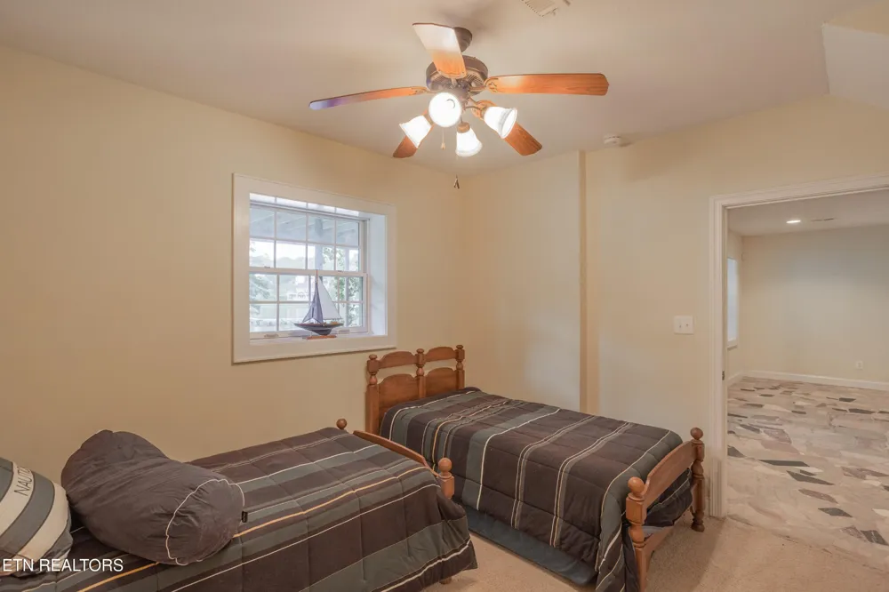 4193 Parris Drive Lenoir City, TN 37772