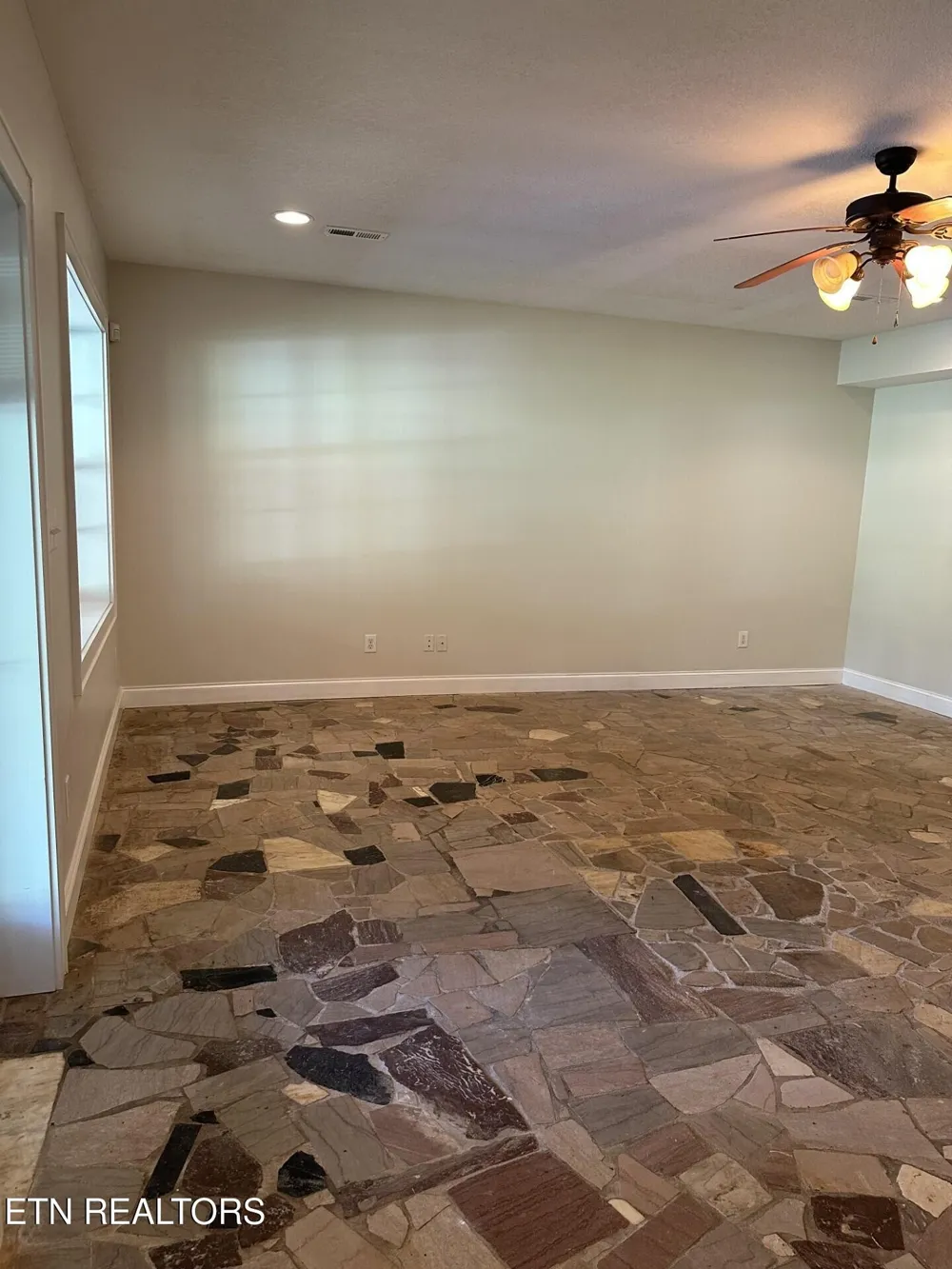 4193 Parris Drive Lenoir City, TN 37772
