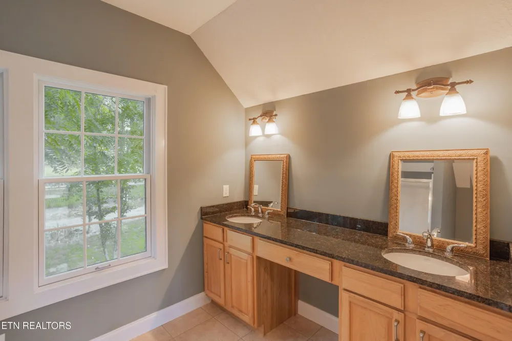 4193 Parris Drive Lenoir City, TN 37772