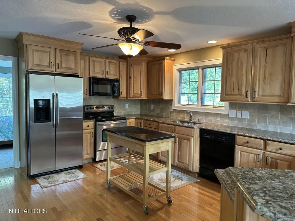 4193 Parris Drive Lenoir City, TN 37772