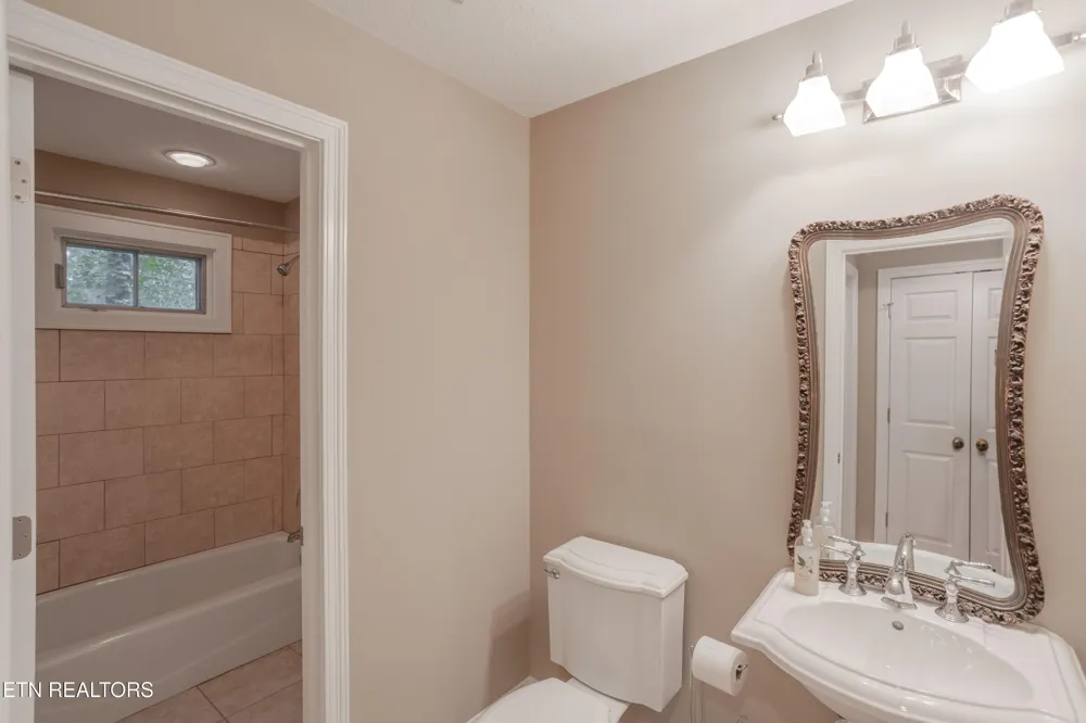4193 Parris Drive Lenoir City, TN 37772
