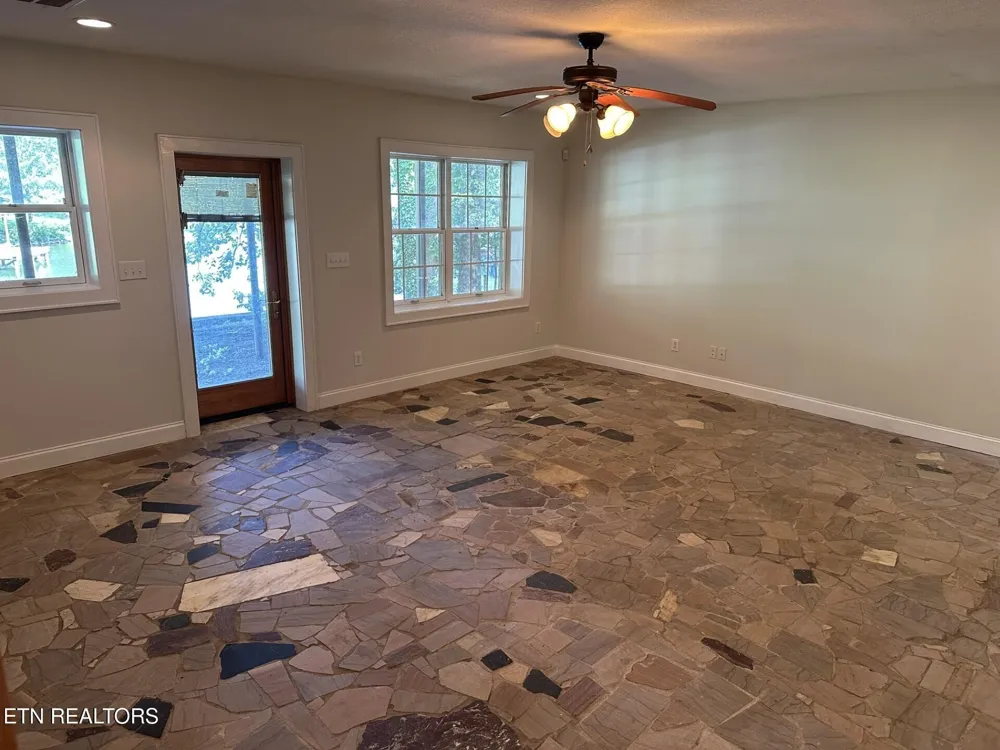 4193 Parris Drive Lenoir City, TN 37772